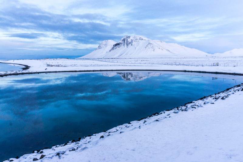 Sneeuwlandschap in de winter op IJsland.