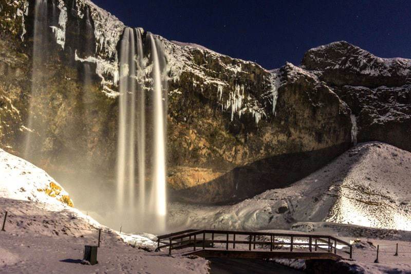 Verlichte Seljalandfoss midden in de nacht gefotografeerd. Verlichte Seljalandfoss midden in de nacht gefotografeerd.