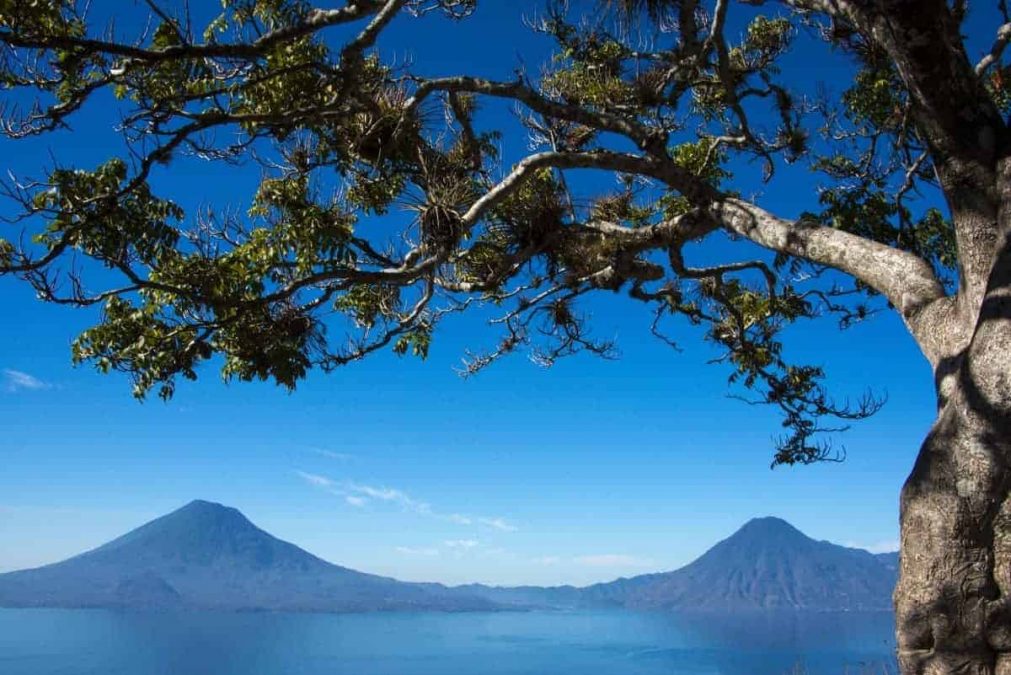 Landschap met twee vulkanen in Guatemala