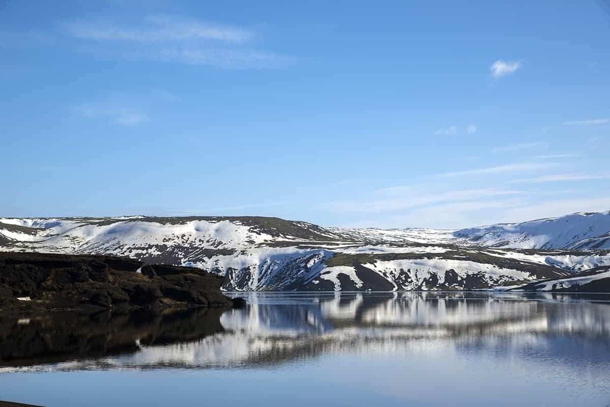 Schitterende spiegeling in het water van het meer Kleivarvatn.