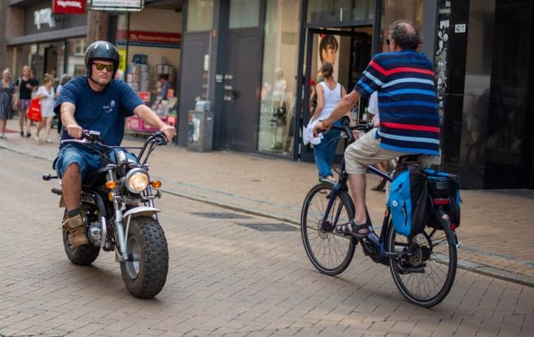 Cool brommer tijdens straatfotografie Groningen Cool brommer tijdens straatfotografie Groningen