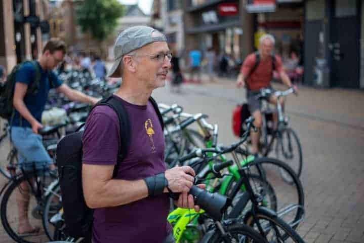 Deelnemer wacht op mooi onderwerp tijdens straatfotografie Groningen Deelnemer wacht op mooi onderwerp tijdens straatfotografie Groningen