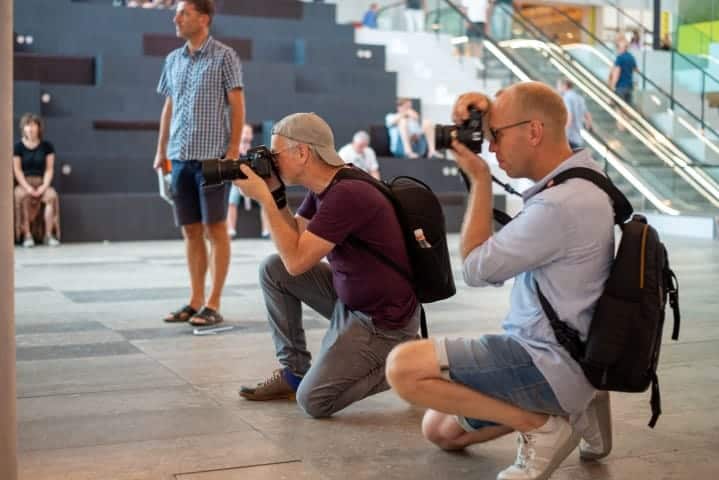 Deelnemers aan het fotograferen in Forum Groningen Deelnemers aan het fotograferen in Forum Groningen