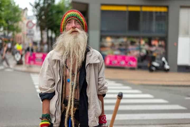 Zwerver wil graag op de foto tijdens straatfotografie Groningen Zwerver wil graag op de foto tijdens straatfotografie Groningen