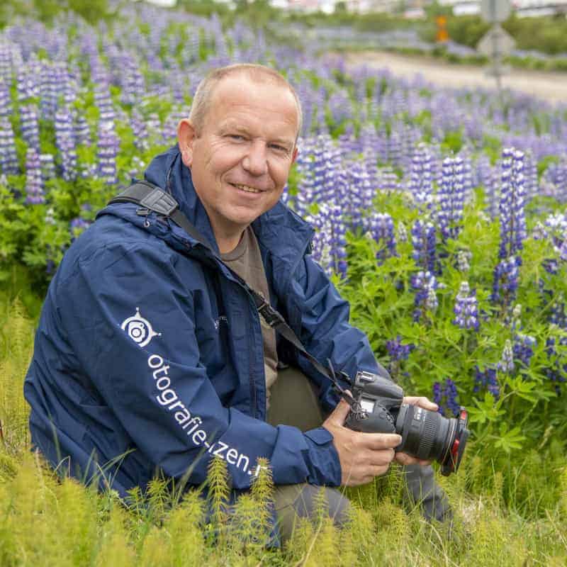 Patrick-in-de-lupinen-tijdens-de-Fotoreis-Westfjorden Patrick Gijsbers - Fotograaf fotografie-reizen.nl