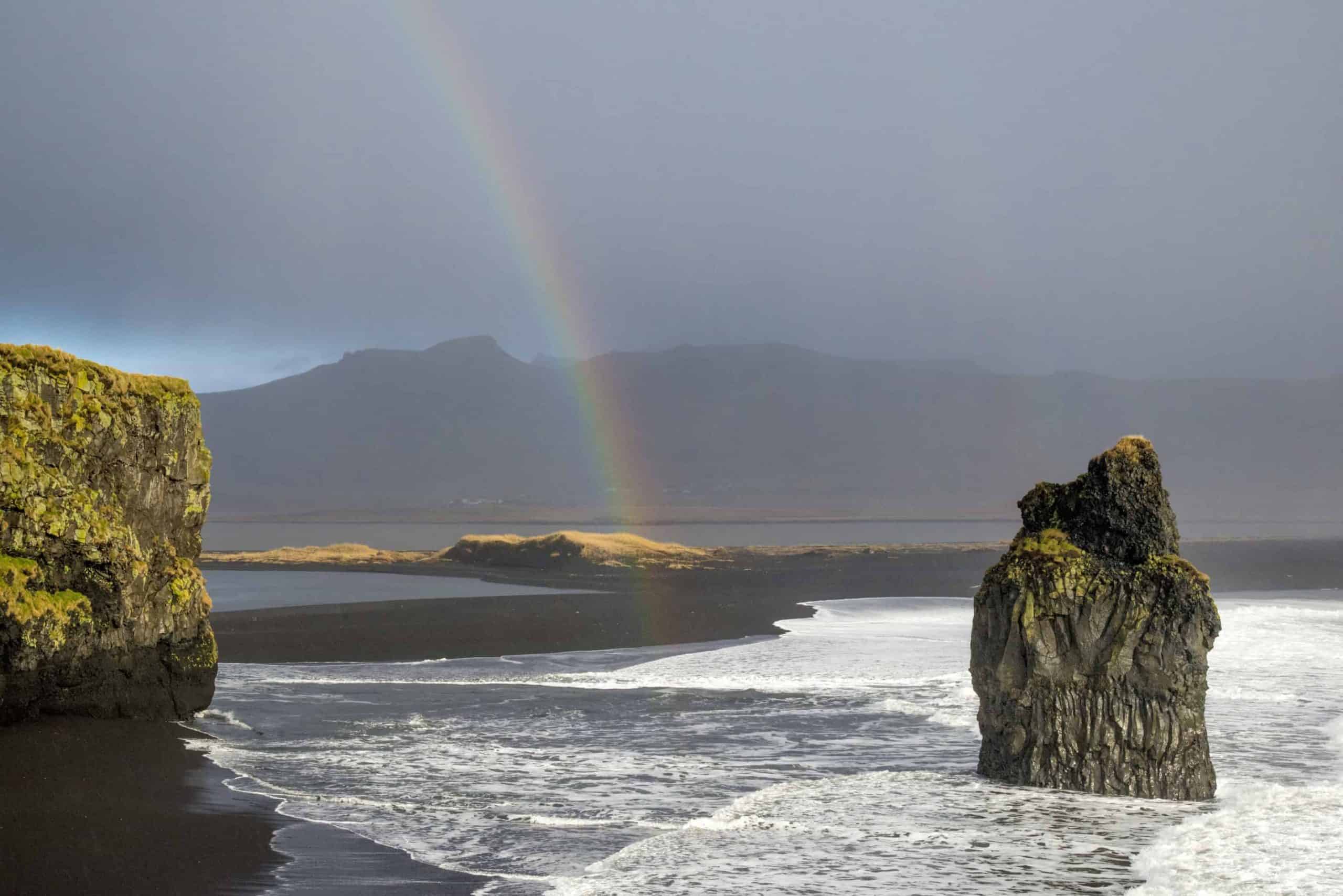 Regenboog boven rotsen bij Vik - fotografie-reizen.nl Regenboog boven rotsen bij Vik - fotografie-reizen.nl