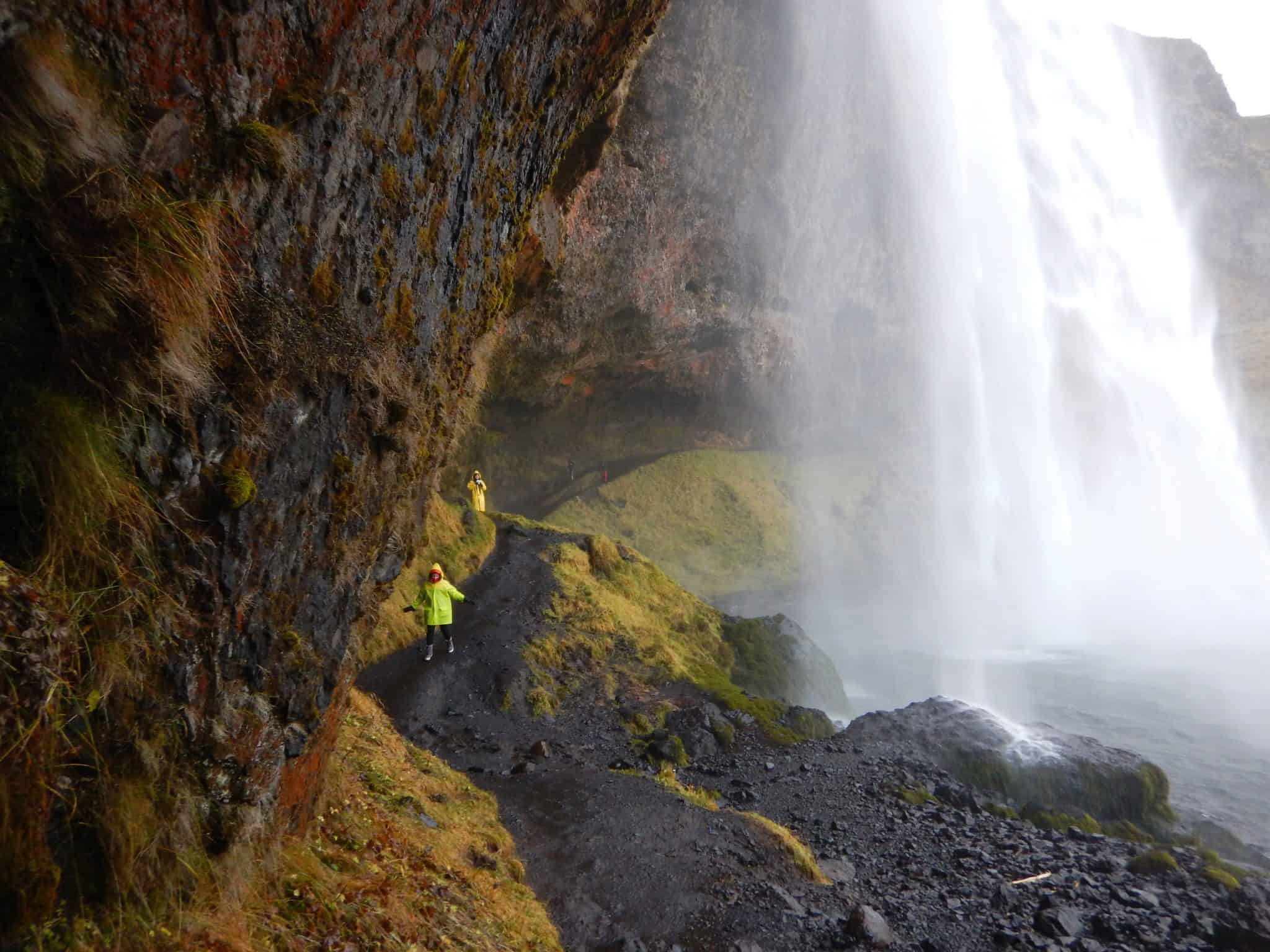 Seljalandfoss de enige waterval waar je achterlangs kunt lopen Seljalandfoss de enige waterval waar je achterlangs kunt lopen