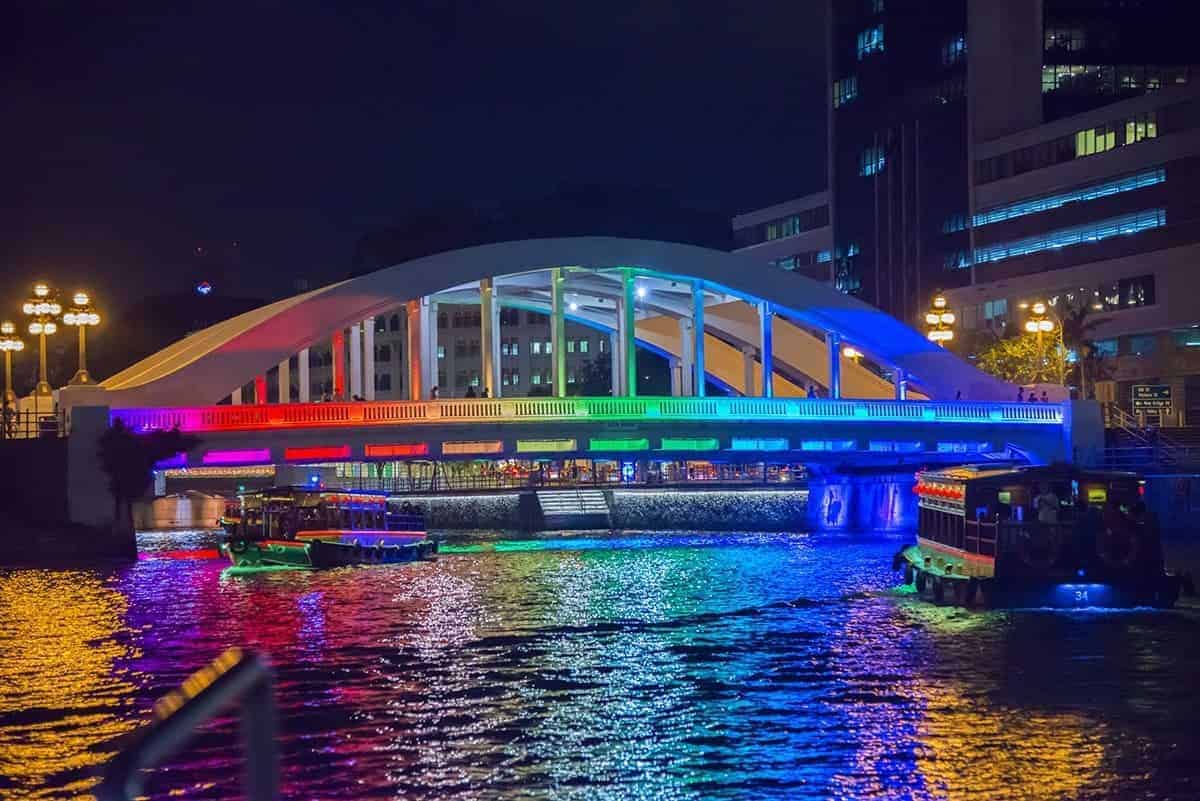Verlichte regenboogbrug - Singapore Verlichte regenboogbrug - Singapore