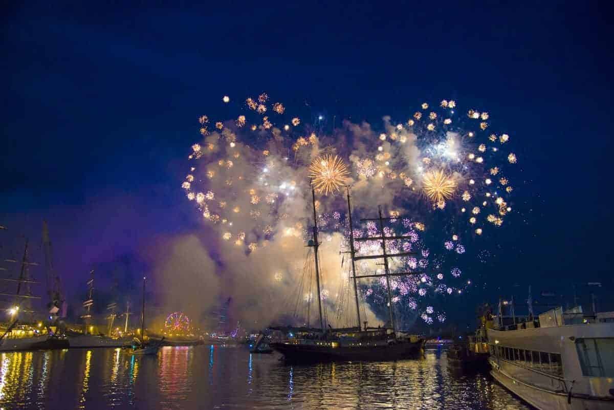 Vuurwerk Delfzijl - Vuurwerk boven een boot Vuurwerk Delfzijl - Vuurwerk boven een boot