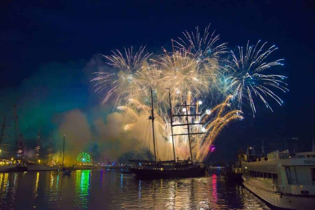Vuurwerk Delfzijl - Vuurwerk boven de boot