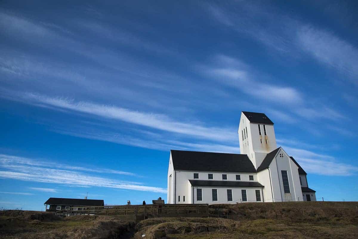 Witte kerkje van Skalholt - Fotoreis IJsland Het witte kerkje van Skalholt steekt fel af tegen de blauwe lucht.