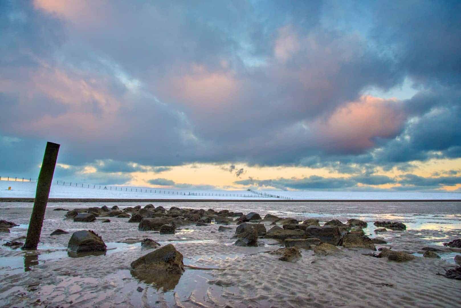De opkomende zon boven het water van Bierum met op de achtergrond een besneeuwde dijk - workshop winterfotografie De opkomende zon boven het water van Bierum met op de achtergrond een besneeuwde dijk - workshop winterfotografie