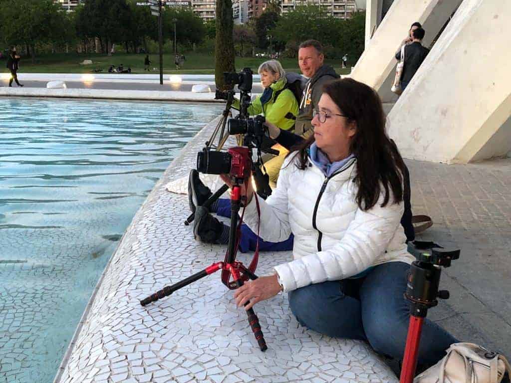 Deelnemers fotograferen in de stad van de kunst en de wetenschappen in Valencia