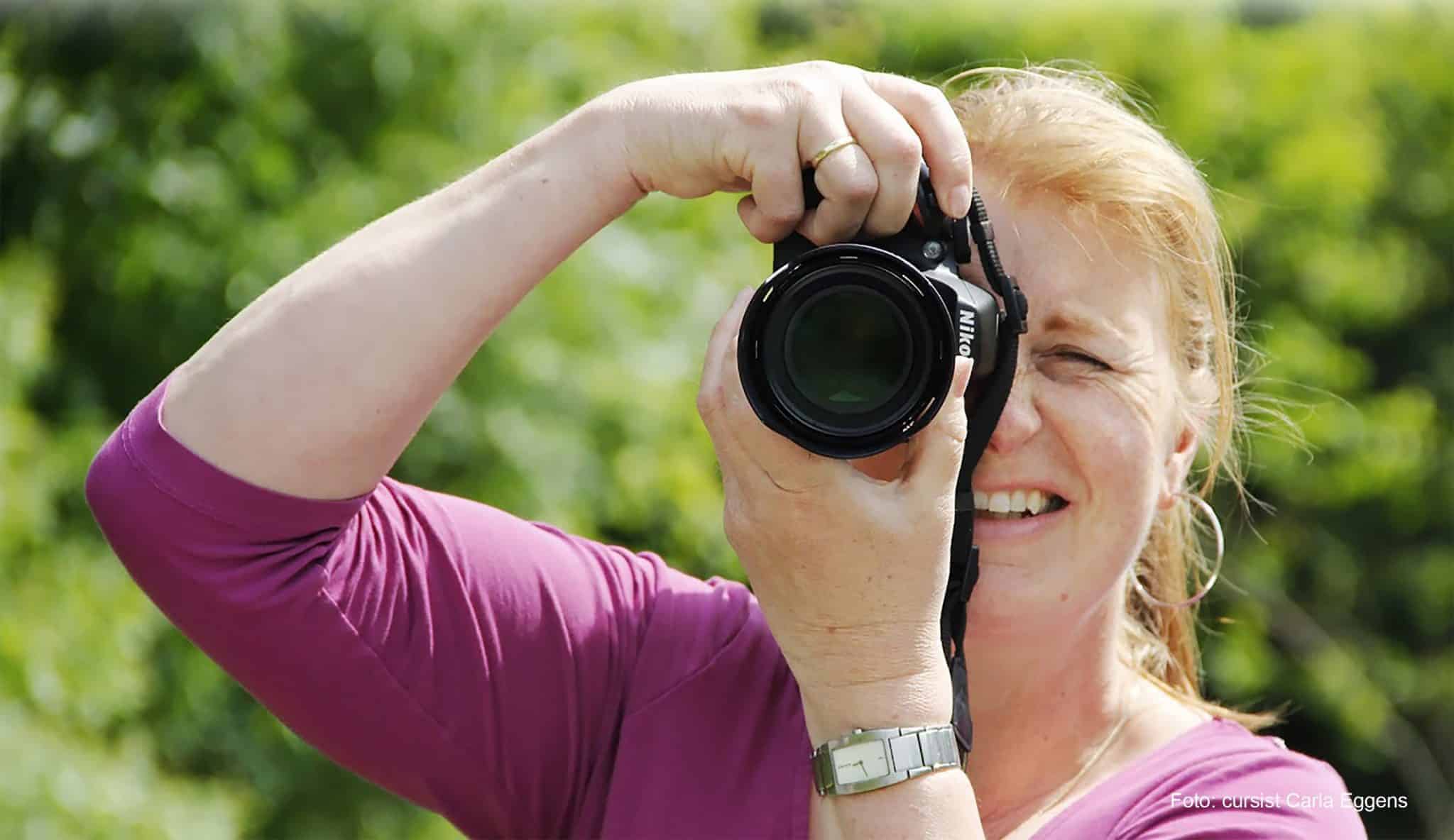 Deelnemer fotografeert tijdens het fotoweekend Ameland | Fotografie-reizen - Fotoreizen