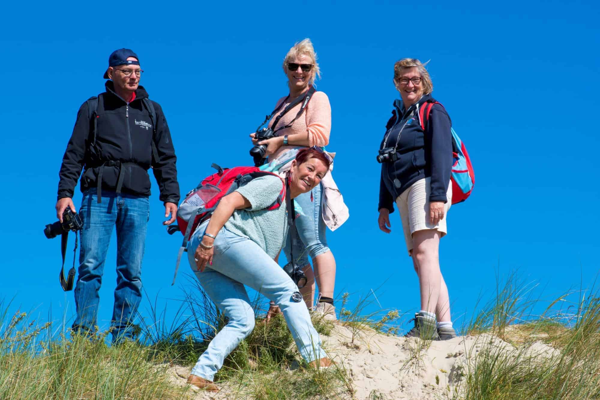 Deelnemers op een duin - fotoweekend Ameland