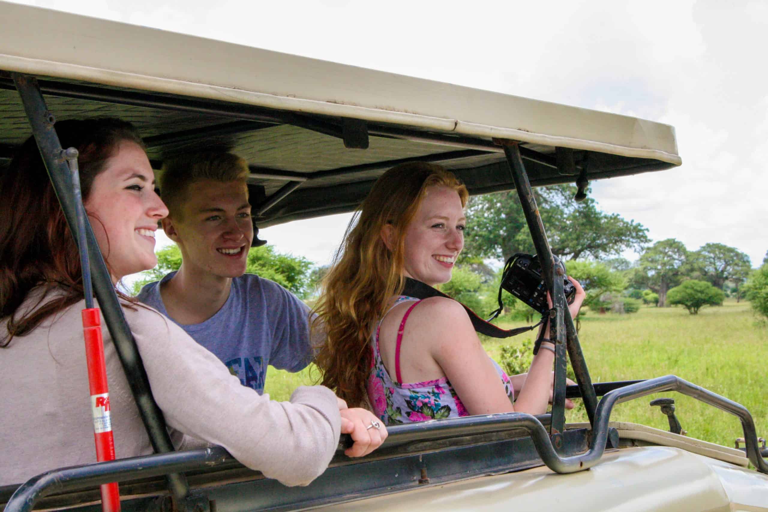 fotograferende jongeren in jeep in Tanzania bij Fotografie-reizen - Fotoreizen