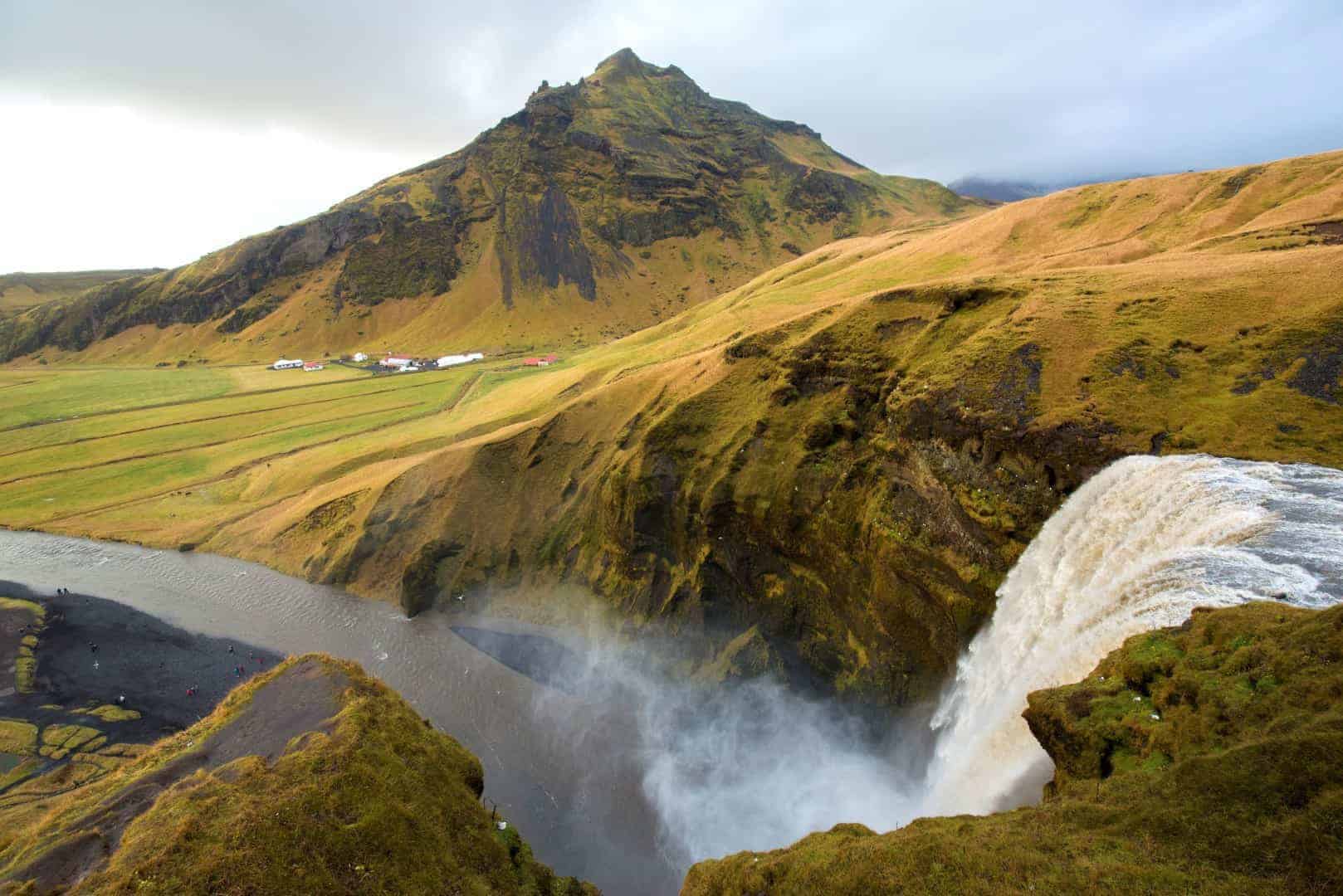 Water van Skogafoss dendert naar beneden