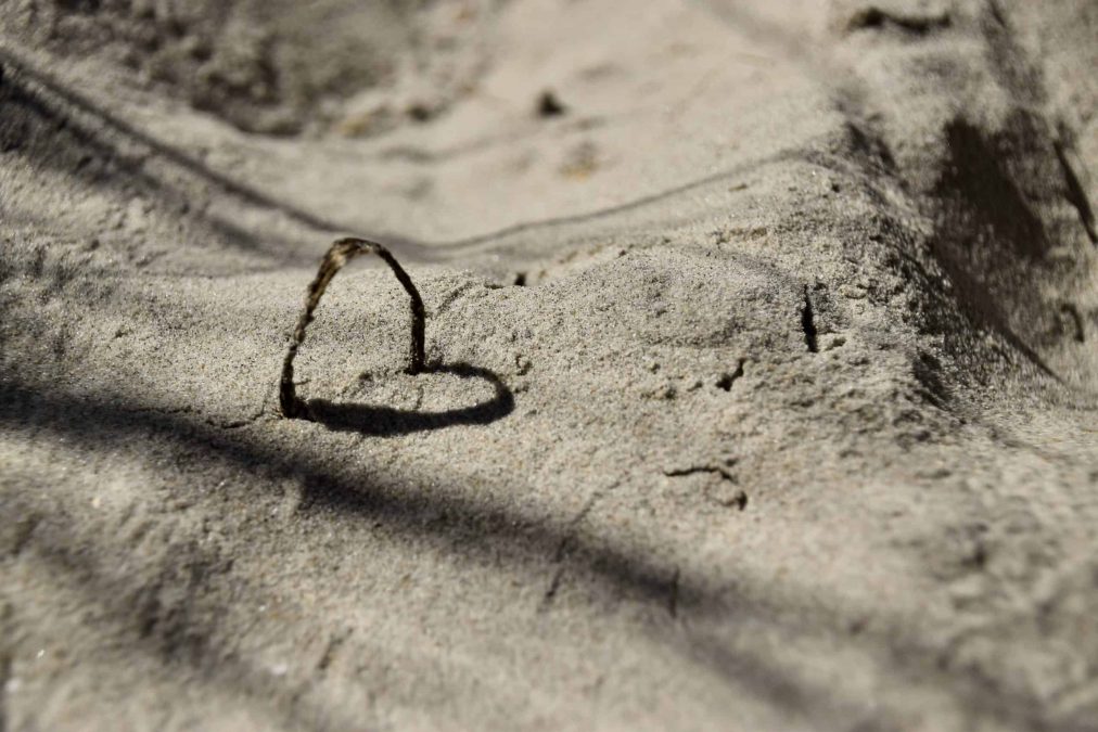 hartje in het zand van Elske Hazenburg