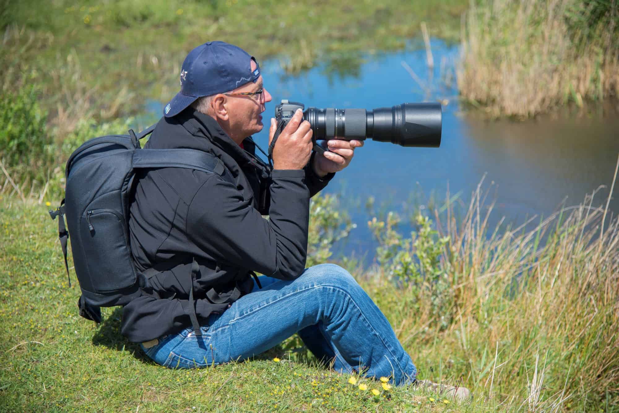 jaap zoekt met zijn telelens vogels tijdens fotoweekend Ameland | Fotografie-reizen - Fotoreizen