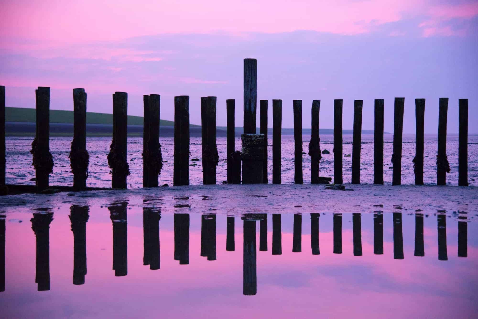 Paarse zonsopkomst met paaltjes - fotoweekend Ameland
